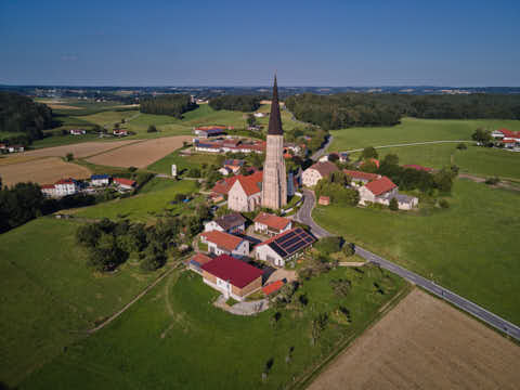 Gemeinde Zeilarn Landkreis Rottal-Inn Schildthurn Luftaufnahme (Dirschl Johann) Deutschland PAN